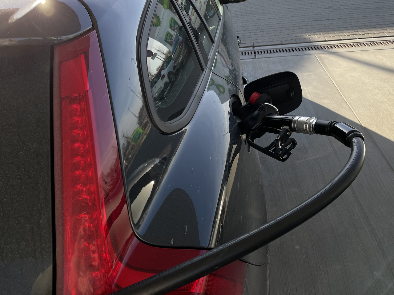 OBNIŻKA cen paliw w piątek, 8 kwietnia! Czy to zapowiedź zmian, na które wszyscy czekamy?