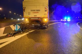 Tarnów. Kierowca ciężarówki jechał zygzakiem po autostradzie. Uderzył w bariery energochłonne