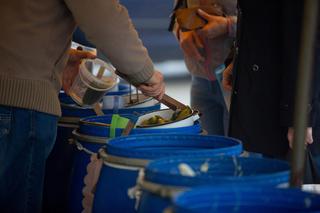 Hanna Zdanowska robi zakupy na bazarku