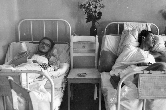 Fotografia z Powstania Warszawskiego. Mokotów. Ranni w szpitalu sióstr elżbietanek przy ulicy Goszczyńskiego