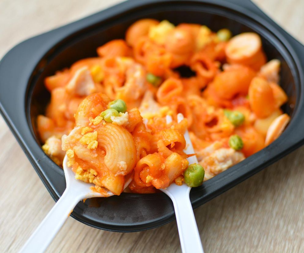 Jednorazowe opakowania na żywność mogą szkodzić sercu. Nie rób tego z jedzeniem na wynos