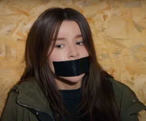 Ege uratuje Zeynep, choć porywacz pchnie ją nożem.