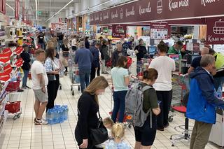 Powódź 2024 w Polsce. Brakuje wody pitnej we Wrocławiu. Ustawiają się kolejki