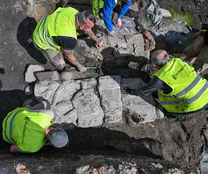 To najbardziej medialne znalezisko archeologiczne tego sezonu. Archeolodzy wydobyli płytę z XIII wieku