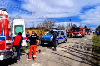 Katastrofa budowlana pod Tarnowem. Starszy mężczyzna wyniesiony z domu przez policjanta i strażaka [ZDJĘCIA]