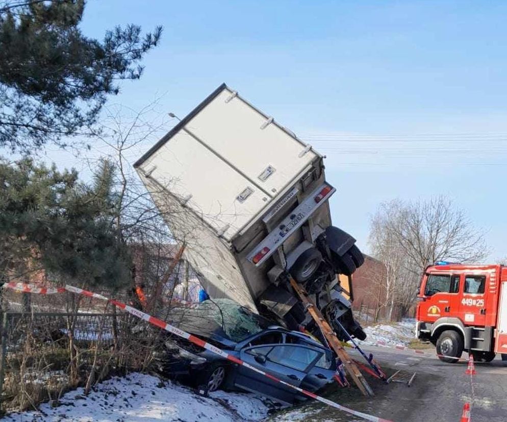 Groźnie wyglądające zderzenie pod Łęczyca. Samochód dostawczy znalazł się na osobówce