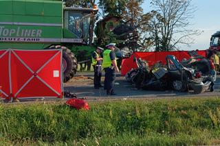 Czołówka osobówki z kombajnem. Jedna osoba nie żyje