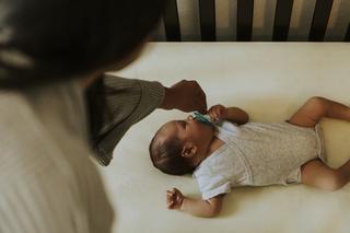 Asymetria ułożeniowa niemowlaka - przyczyny, objawy, ćwiczenia dla niemowląt 