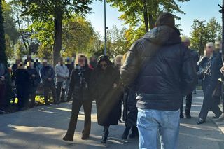 Zapłakana Edzia z nad grobem Dżejka. Kaźmierska nie weszła jej w drogę