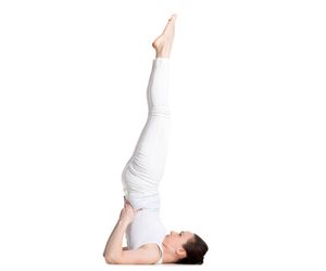 Świeca (salamba sarvangasana) – co daje to ćwiczenie i jak je zrobić?