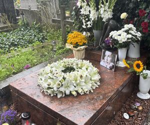 To już 7 lat, jak nie ma z nami Kory. Tak dzisiaj wygląda grób gwiazdy Maanamu