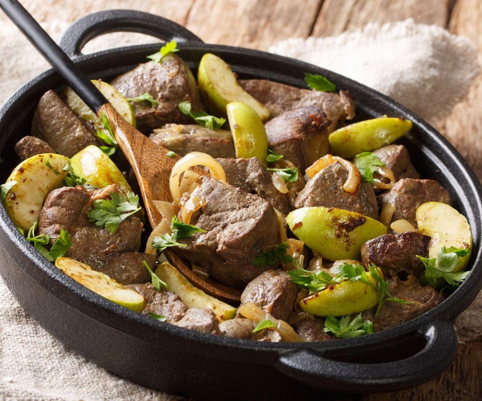 Wątróbka wieprzowa z jabłkami i cebulą. Klasyczny hit - babcia byłaby dumna!