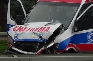 TRAGICZNY wypadek w Broniszach. Karetka z zakażonym na COVID-19 staranowała samochód osobowy