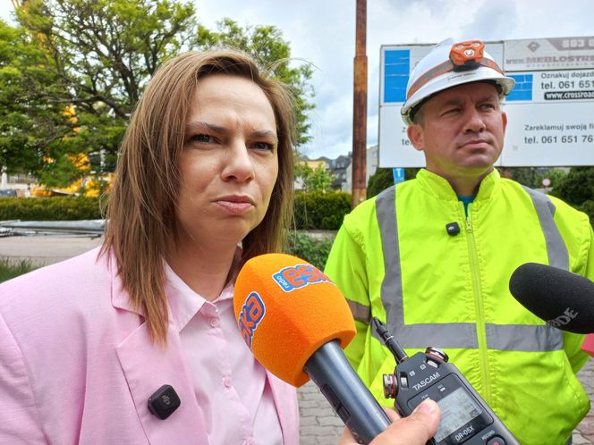 Wielki dźwig stanął przy pływalni "Akwawit" w Lesznie. Rusza ostatni etap rozbiórki 