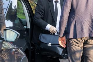 Premier Morawiecki spotkał się z Kaczyńskim na Nowogrodzkiej. Prezes PiS wyszedł z zakupami z piekarni