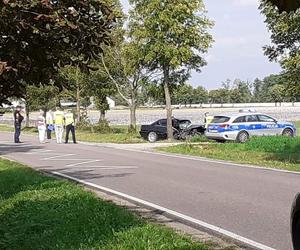 Auto 39-latki huknęło w drzewo i zmieniło się w kupę pogiętego złomu. Tragiczny wypadek w Zygmuntowie