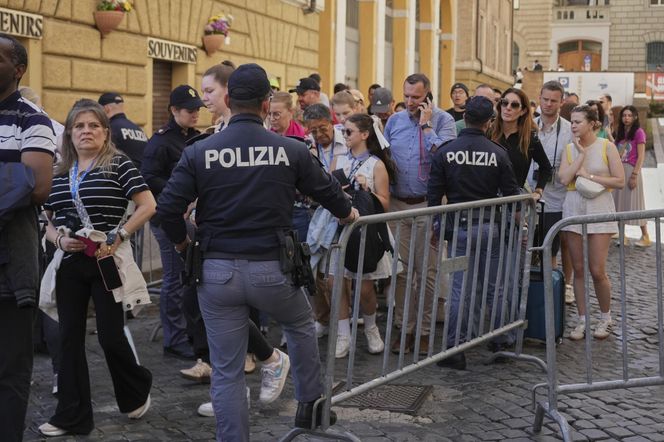 Snajperzy na dachach w Watykanie. "Nadzwyczajne środki"