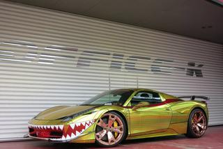 Ferrari 458 Spider w dziwnej stylizacji na złotego rekina - FOTO