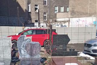 Wystawa nagrobków straszy w centrum Szczecina