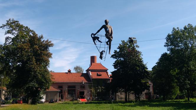 Balansujące rzeźby w szpitalu im. Babińskiego