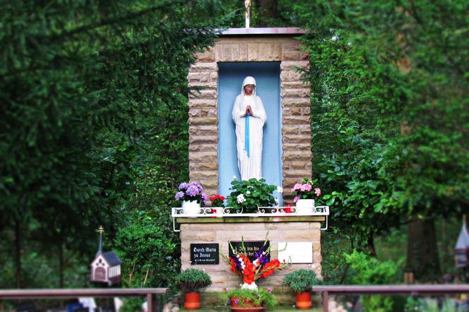 Kapliczka kaplica maria matka boska boża