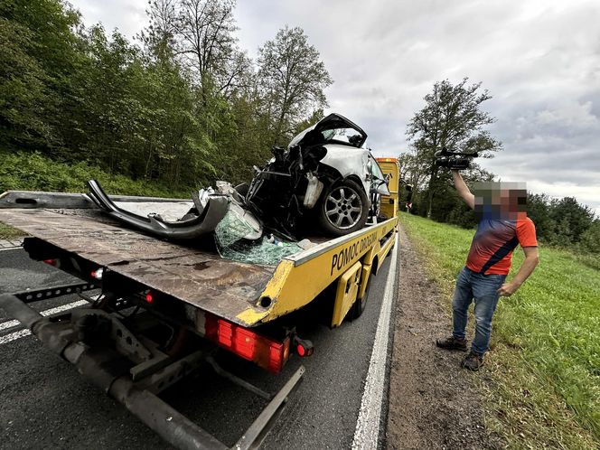 Samochód ciężarowy zderzył się z osobowym autem. Cztery osoby zginęły. Droga zablokowana