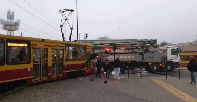 Łódź. Wypadek na skrzyżowaniu Aleksandrowskiej z Rydzową. Tramwaj zderzył się z ciężarówką [ZDJĘCIA].