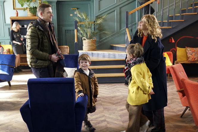 Barwy szczęścia odc. 2084. Ksawery (Bartosz Gruchot), Paulinka (Lena Jastrzębska), Iza Małek (Agnieszka Warchulska), Łukasz Sadowski (Michał Rolnicki)