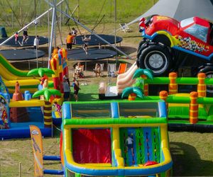 Nowa atrakcja dla dzieci pod Bydgoszczą. Na plaży w Pieczyskach wyrośnie park dmuchańców! Kiedy otwarcie? 