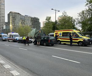 Piesza wbiegła pod samochód w centrum Warszawy
