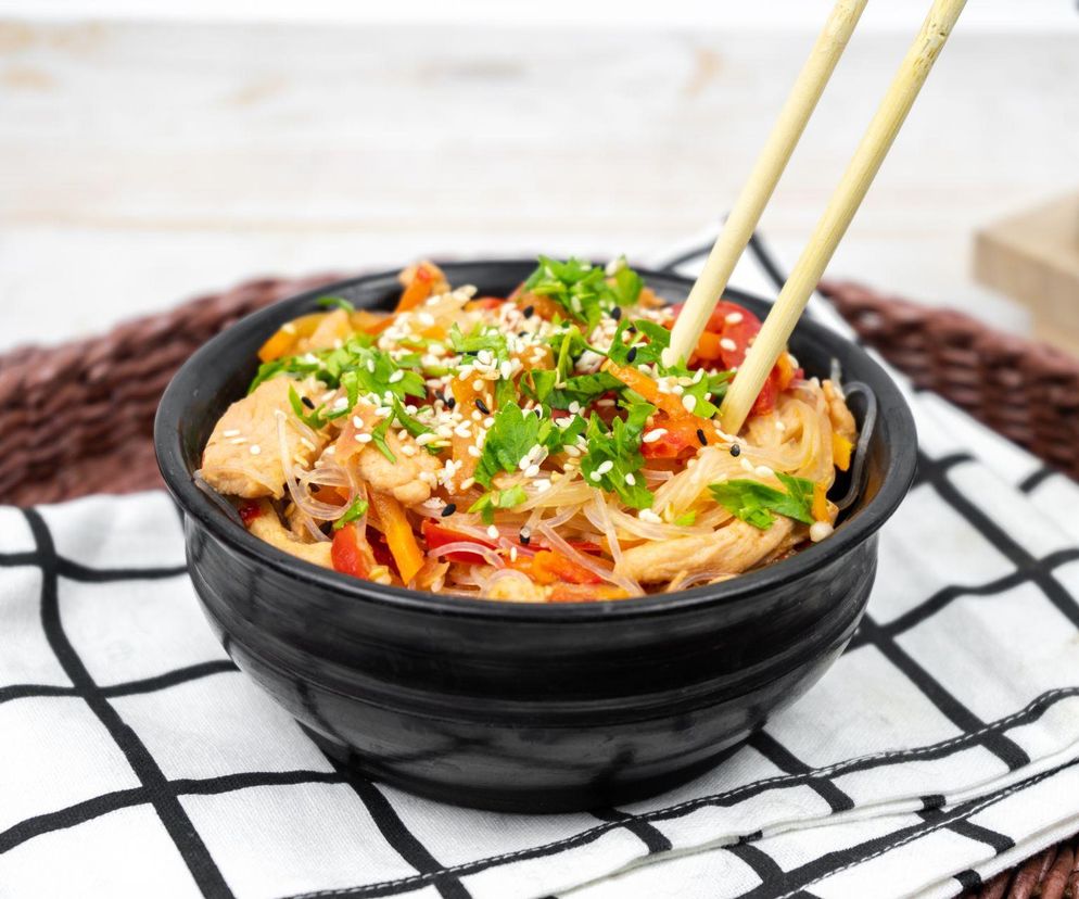 Prosty przepis na makaron ryżowy z kurczakiem. Delikatne mięso i aromatyczny sos tworzą idealne połączenie