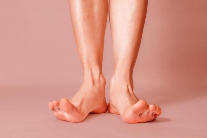 Peeling do stóp - wygładza twardą skórę. Jak zrobić domowy peeling?