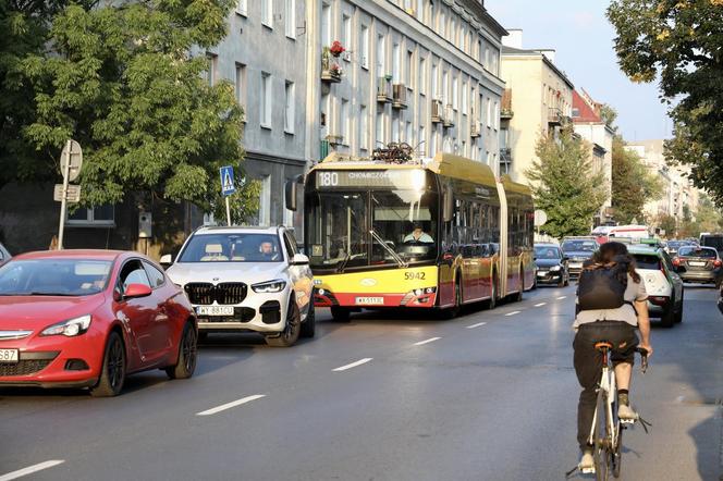 Pasażerowie komunikacji w Warszawie wściekli jak nigdy. 100 minut w korku. Wszystko stoi