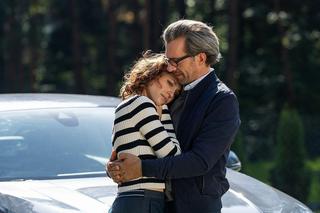 	Na dobre i na złe odc. 906. Julka Burska (Aleksandra Hamkało), Artur Bart (Piotr Głowacki)