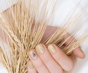 Manicure na wiosnę zachwyca prostotą. Zapomnij o mocnych kolorach i bogatych zdobieniach