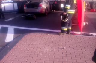 Radiowóz wbił się w naczepę ciężarówki. Policjant drogówki zmarł w szpitalu