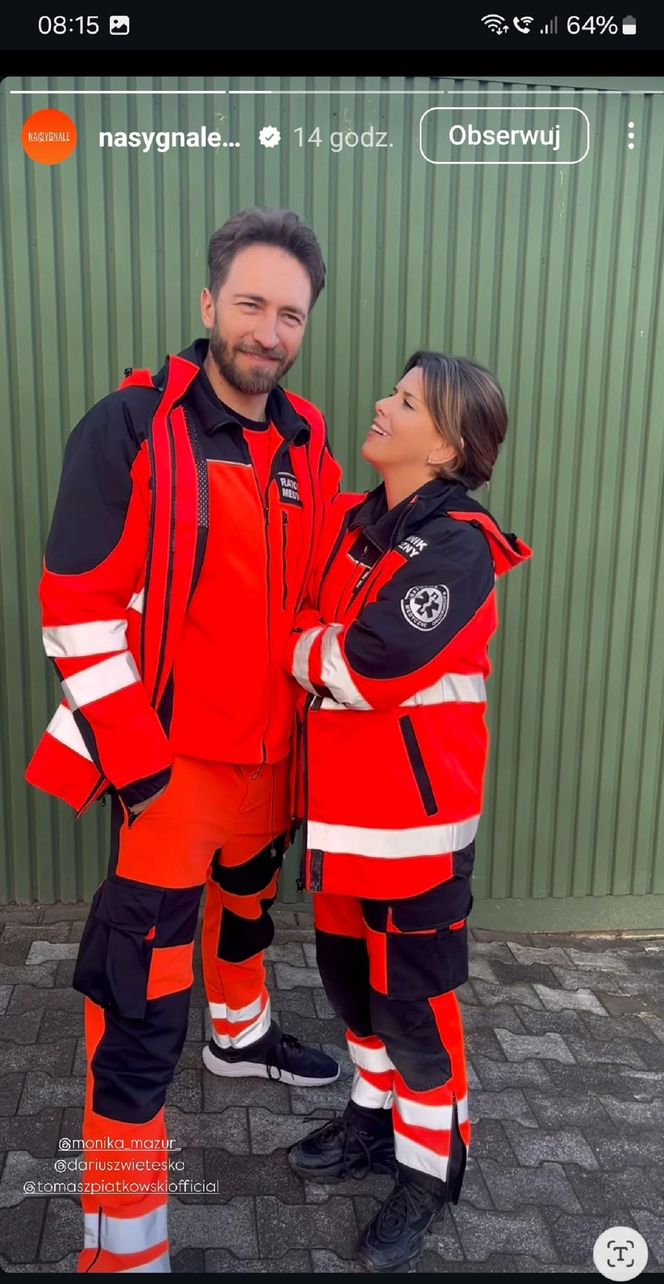 Na sygnale na planie. 6. rocznia ślubu Strzeleckich. Martyna (Monika Mazur), Piotr (Dariusz Wieteska)