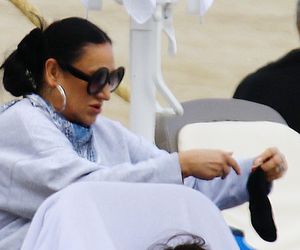 Kayah. Leczyła gardło i opalała kolana