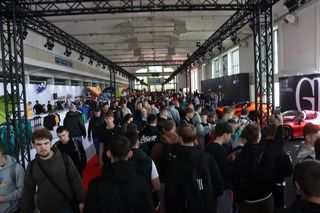 Alarm bombowy na Poznań Motor Show! Ewakuacja Międzynarodowych Targów Poznańskich. Szybkie działanie służb