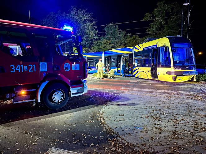 Tajemniczy wypadek na ul. Bydgoskiej w Toruniu. Auto zderzyło się z tramwajem