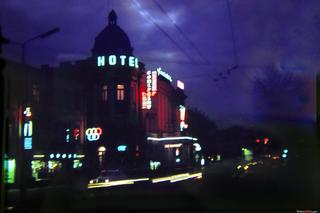 Lublin jak Miami Vice City. Zobacz miasto pełne neonów z lat 70’ [GALERIA]