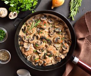 Szynka duszona z pieczarkami. Pyszny i aromatyczny obiad z jednej patelni