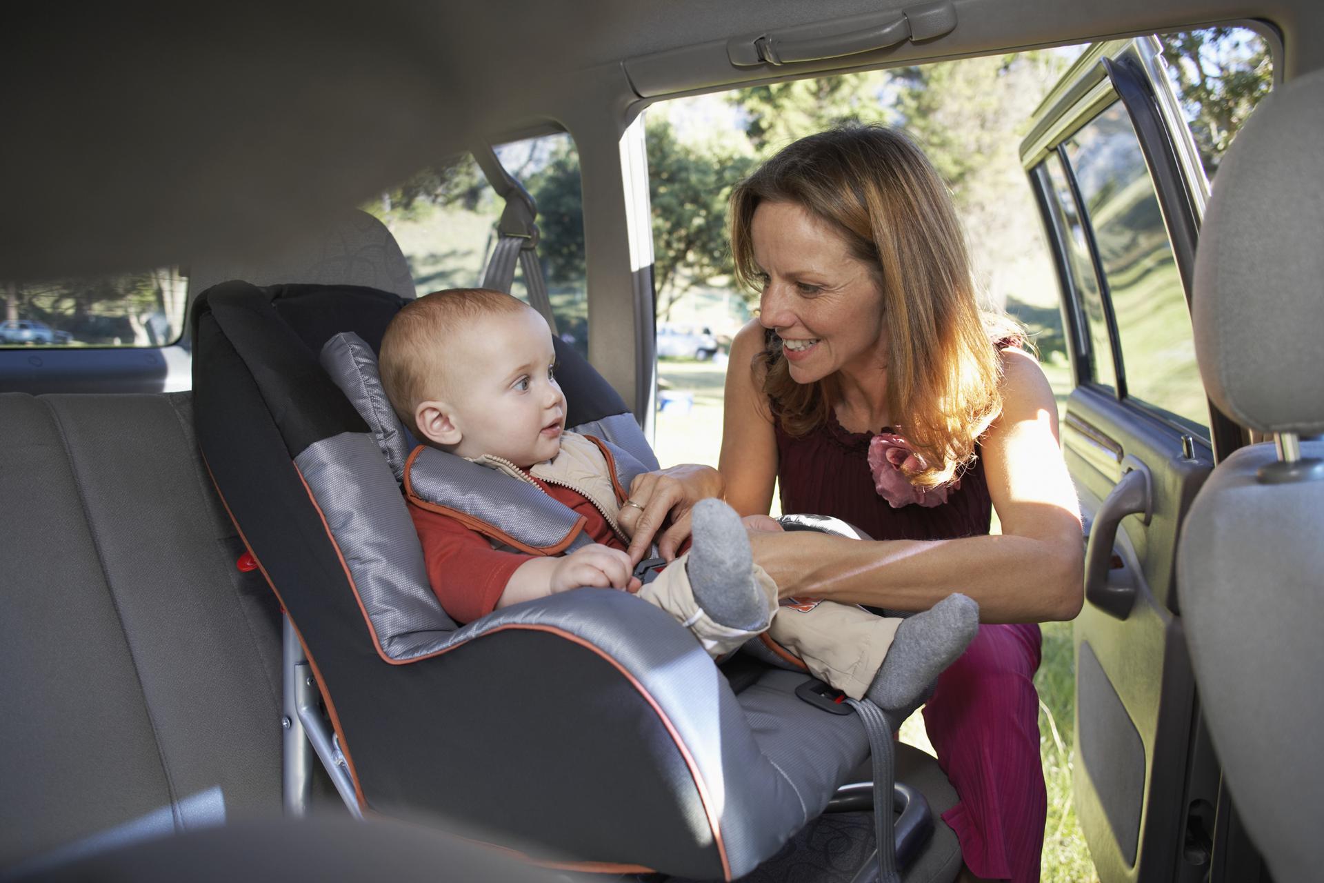 Мама с детьми и автомобиль
