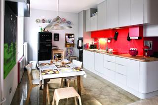 Kolorowa ściana w kuchni – energetyczny vintage