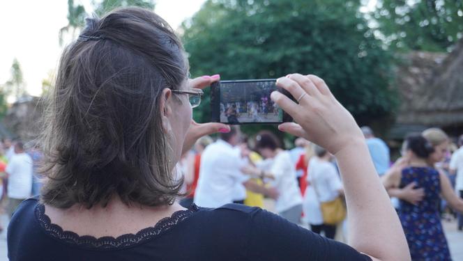 Sielanka na parkiecie w Muzeum Wsi Lubelskiej pod gołym niebem! Za nami kolejna potańcówka w rytmie miejskiego folkloru z Warszawy i Lwowa