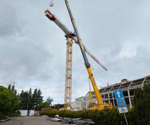 Wielki dźwig stanął przy pływalni Akwawit w Lesznie. Rusza ostatni etap rozbiórki 