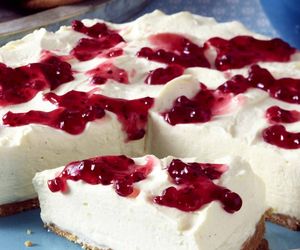 Lekki sernik na zimno na spodzie z ciasteczek Digestive - łatwy przepis