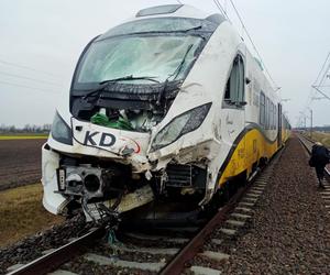 Tragiczny wypadek na przejeździe kolejowym w miejscowości Kąty. Nie żyje kierowca ciężarówki [ZDJĘCIA]