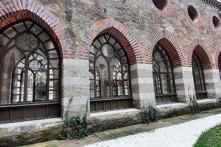 Okna w przyziemiu pałacu Marianny Orańskiej