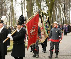 Pogrzeb Krzysztofa Respondka. Artystę żegnali rodzina i przyjaciele. Wśród nich m.in. Michał Wiśniewski i Robert Janowski